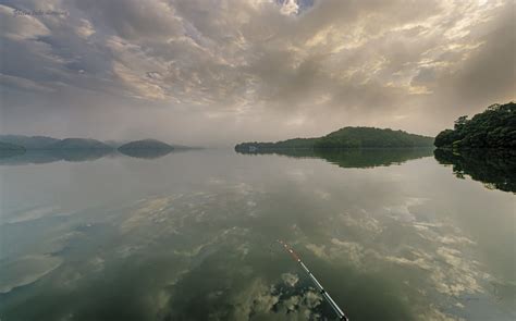 Zhelin Lake, En Magisk Spegling av Natur och Historia!